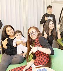 ゲストハウス岐阜羽島心音の客室を借り切ってくつろぐグループ