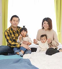 ゲストハウス岐阜羽島心音の客室でくつろぐ家族