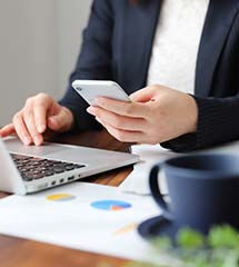 ゲストハウス岐阜羽島心音の客室でテレワークをする男性イメージ